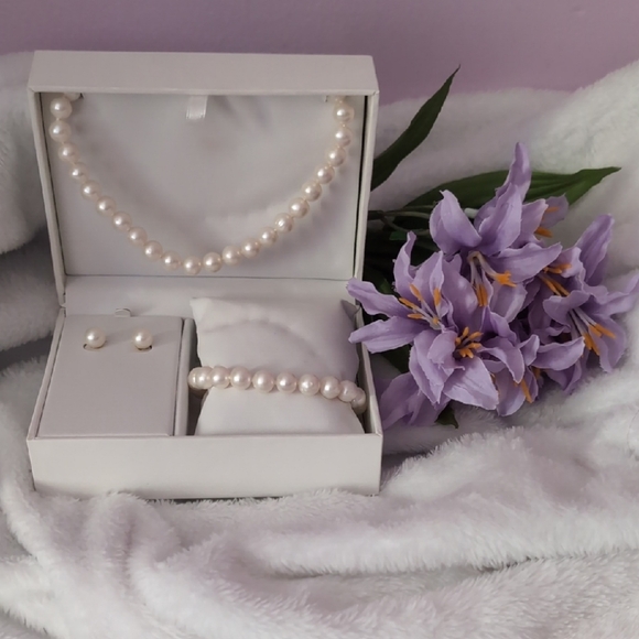 Classic Pearl Necklace Bracelet & Earring Set - White Pearls